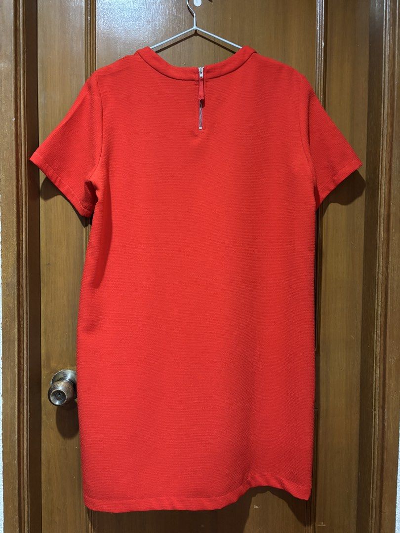 Mango Basics Red Textured Short Sleeve Dress (Category: Dresses) located in Manila. Submitted by senior.declutter (Listing ID 1440605176, Image 2). Description: - Mango Basics red textured shift dress - Short sleeves - Crew neck - Back zipper closure - Classic shift style - Versatile for casual or semi-formal occasions - Dimensions: shoulder 16” chest circumference 42” length 35” RFS: decluttering .