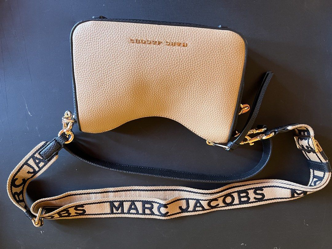 Marc Jacobs Drifter bag (Category: Luxury Bags & Wallets) located in Valenzuela. Submitted by luckyfalcon_011a05 (Listing ID 1440626262, Image 2). Description: - Authentic Marc Jacobs tan leather shoulder bag - Chic black trim detail - Elegant gold hardware, including a padlock charm - Detachable logo strap for versatile styling - Secure zipper closure - Ideal for everyday wear and errands.