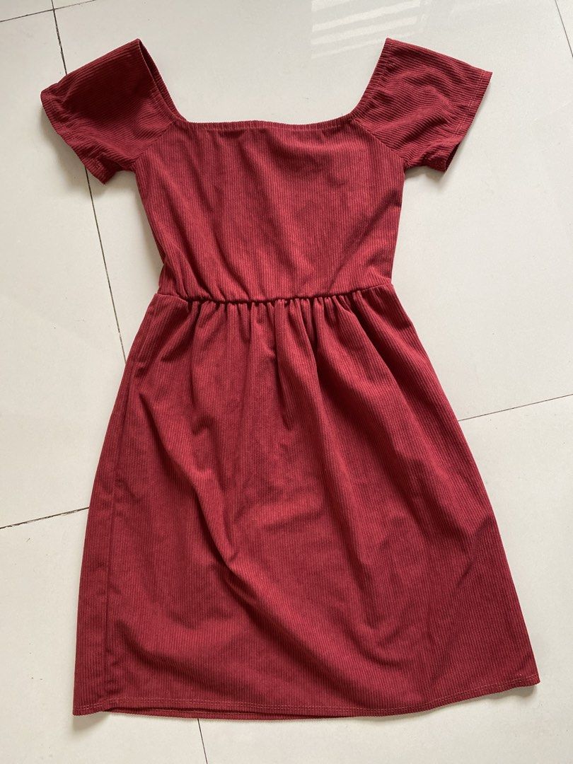 Maroon Corduroy Square Neck Button Up Dress (Category: Dresses) located in Quezon City. Submitted by chartreuse2018 (Listing ID 1440631364, Image 3). Description: - Maroon corduroy dress - Square neckline with short sleeves - Elasticated waist for a flattering fit - Flowy skirt for a comfortable feel - Three decorative buttons down the front - Button detail at the neckline - Perfect for casual outings Length (from shoulder) : 76.5cm width (chest)