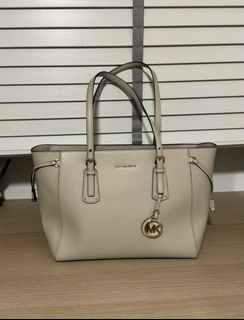 (Category: ) located in . Submitted by petites_preloved (Listing ID 1440722808, Image 1). Description: .