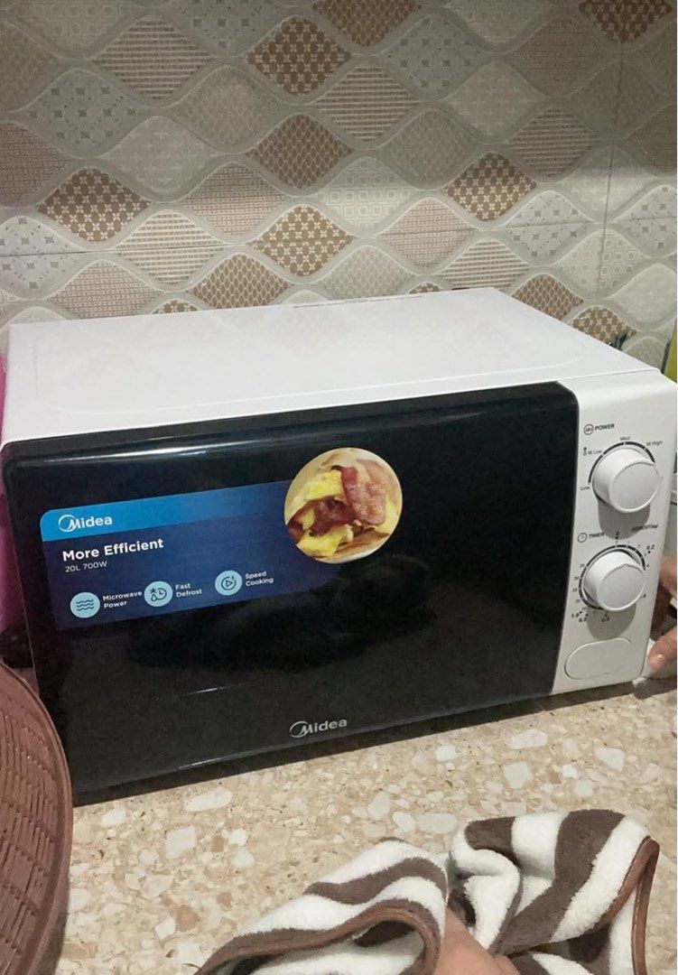 Midea 20L 700W Microwave Oven (Category: Ovens & Toasters) located in Santa Maria. Submitted by alexandwieya (Listing ID 1440689368, Image 1). Description: - Midea Microwave Oven - 20L Capacity - 700W Power - Functions: Microwave, Fast Defrost, Speed Cooking - Ideal for quick meals and reheating - In excellent working condition - Selling due to upgrade still negotiable.