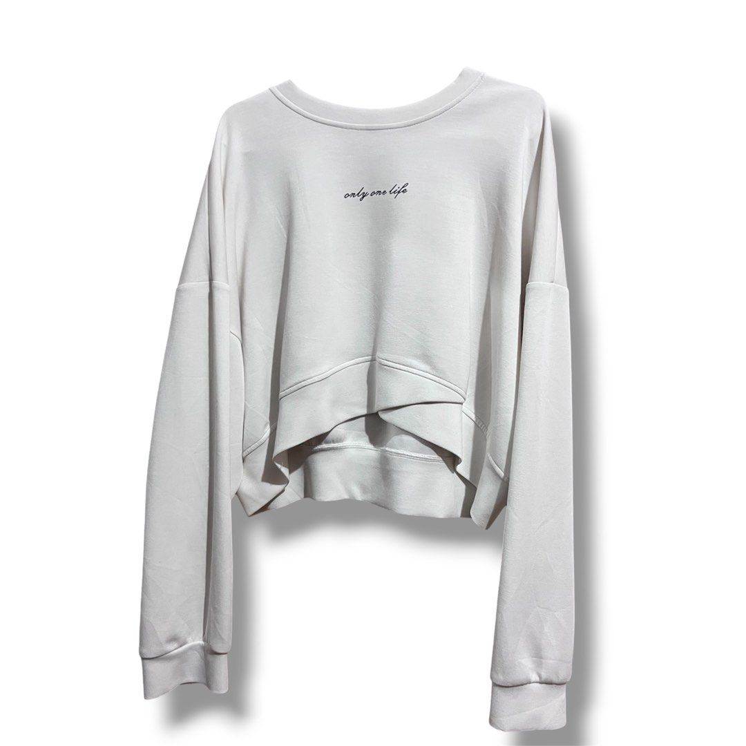 Minimalist White Cropped Sweatshirt – Oversized Korean Style Pullover (Category: Longsleeves) located in Subic. Submitted by cyrelll (Listing ID 1440677983, Image 1). Description: SIZE: S-M.