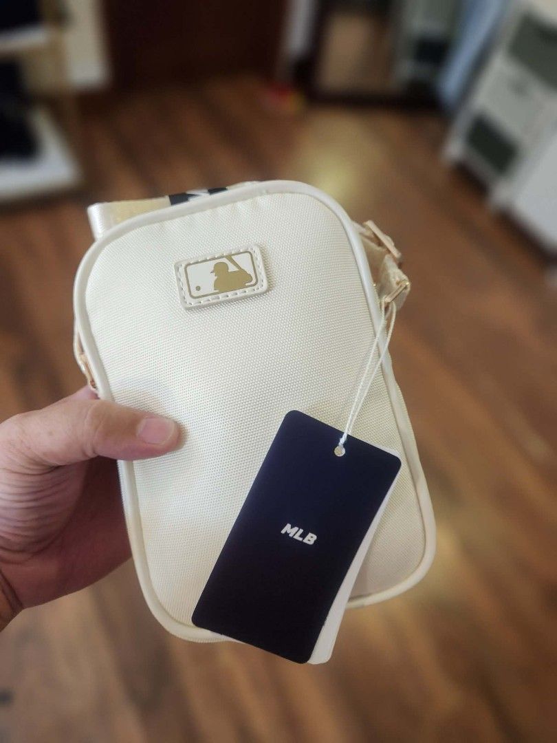 MLB NY Yankees Cream Phone Bag (Category: Cross-body Bags) located in Quezon City. Submitted by therealsam101 (Listing ID 1440734683, Image 2). Description: - Cream colored crossbody bag - Features NY Yankees logo - All-over embossed pattern - Comes with MLB tag - Small and compact size, perfect for essentials - Adjustable strap for comfortable wear 100% LEGIT BRAND NEW.