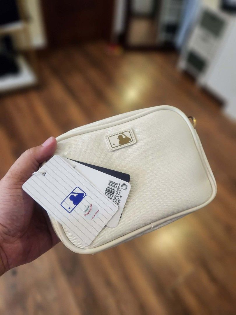 New York Yankees MLB Cream Camera Bag (Category: Cross-body Bags) located in Quezon City. Submitted by therealsam101 (Listing ID 1440734455, Image 2). Description: - Cream colored crossbody bag - Subtle all-over New York Yankees pattern - Front zip pocket for easy access - Spacious main compartment - Stylish gold zipper details - Brand new with tags attached 100% LEGIT BRAND NEW.