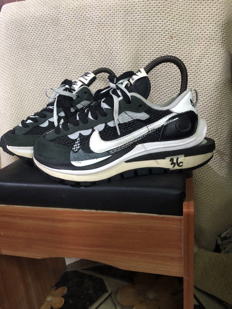 Nike x sacai vaporwaffle (Category: Sneakers) located in Davao. Submitted by blufinds (Listing ID 1440757938, Image 3). Description: These are Nike x sacai VaporWaffle “Black White” sneakers in black and white with a gum sole..