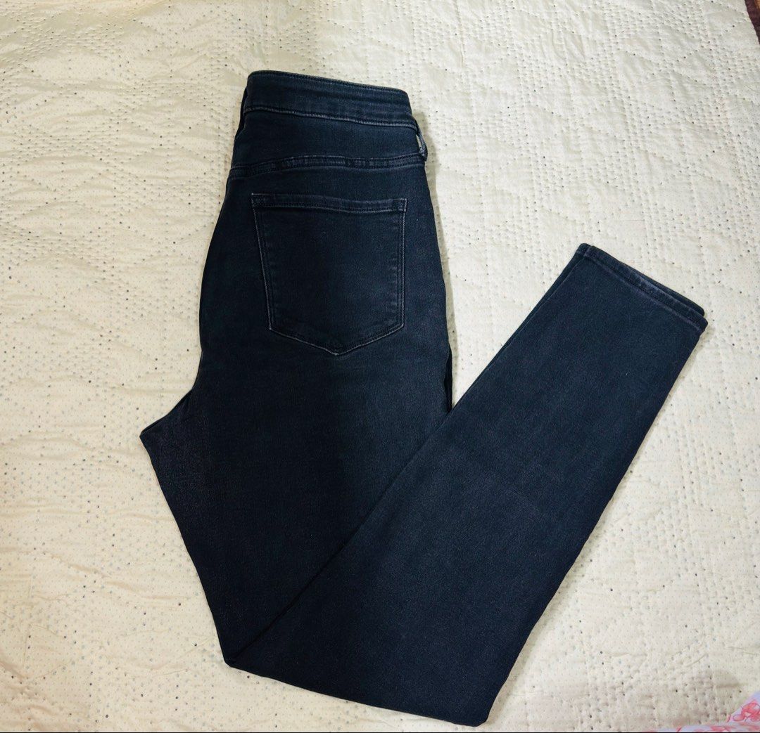 Old Navy Rockstar High-Waisted Jeans (Category: Jeans) located in Calamba. Submitted by nympha0630 (Listing ID 1440642258, Image 2). Description: - Old Navy Rockstar Jeans - High-waisted fit - Dark wash denim - Slim leg style - Comfortable and versatile - Wardrobe staple Size 32 waistline.