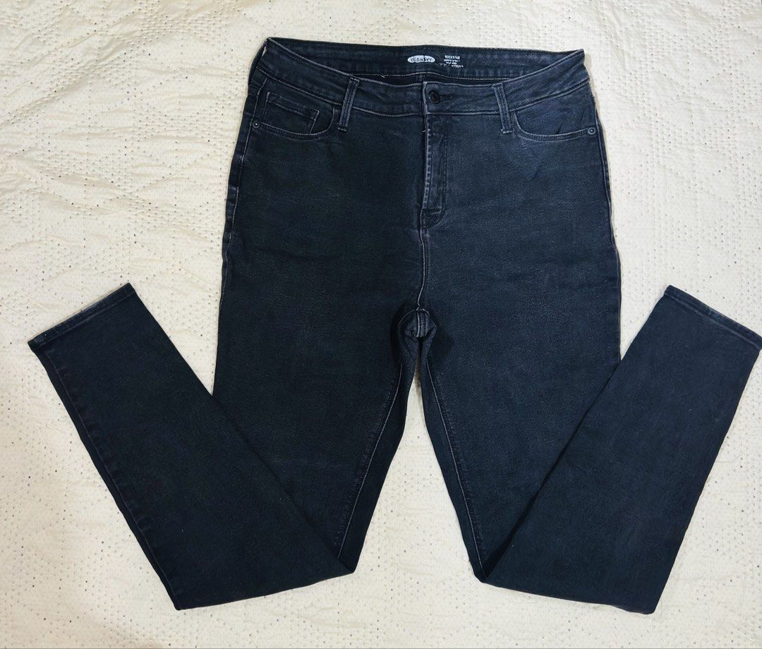 Old Navy Rockstar High-Waisted Jeans (Category: Jeans) located in Calamba. Submitted by nympha0630 (Listing ID 1440642258, Image 1). Description: - Old Navy Rockstar Jeans - High-waisted fit - Dark wash denim - Slim leg style - Comfortable and versatile - Wardrobe staple Size 32 waistline.