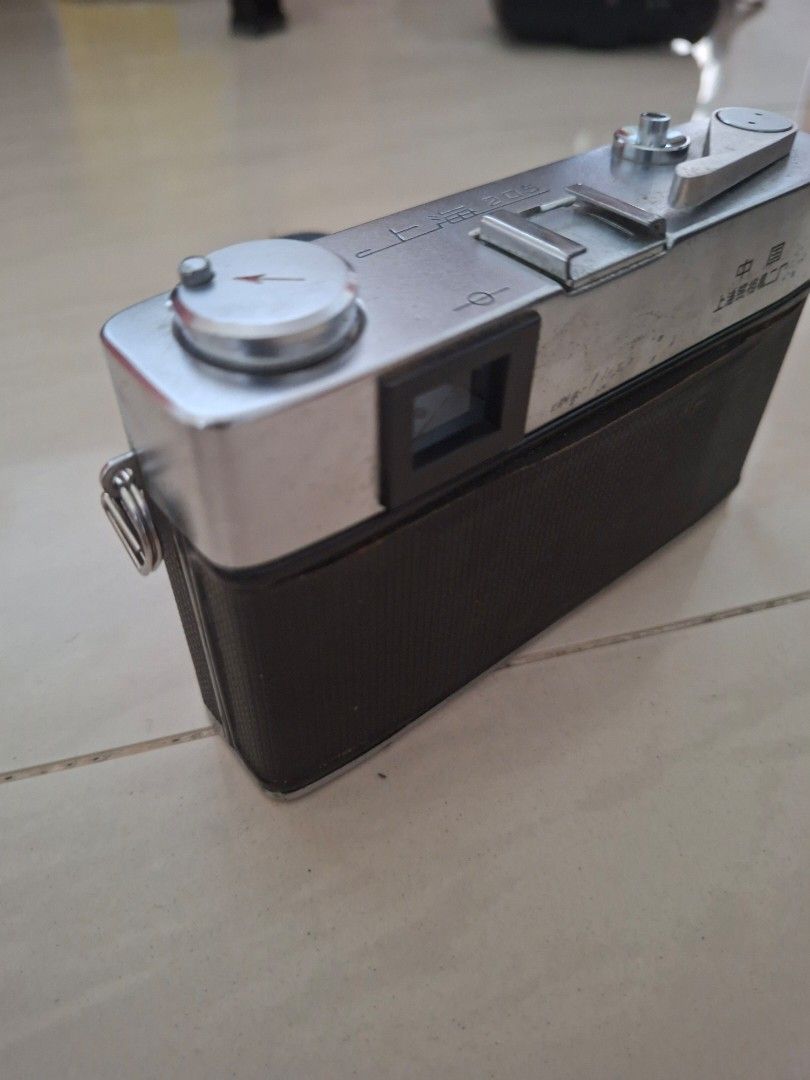 Old Retro Camera (Category: Cameras) located in Singapore. Submitted by realgoo (Listing ID 1440649989, Image 2). Description: for collectors. This camera is being sold as a non-functional, display-only item. It is not tested for shooting film and is intended strictly as a collector's piece, shelf decor, or photography prop..