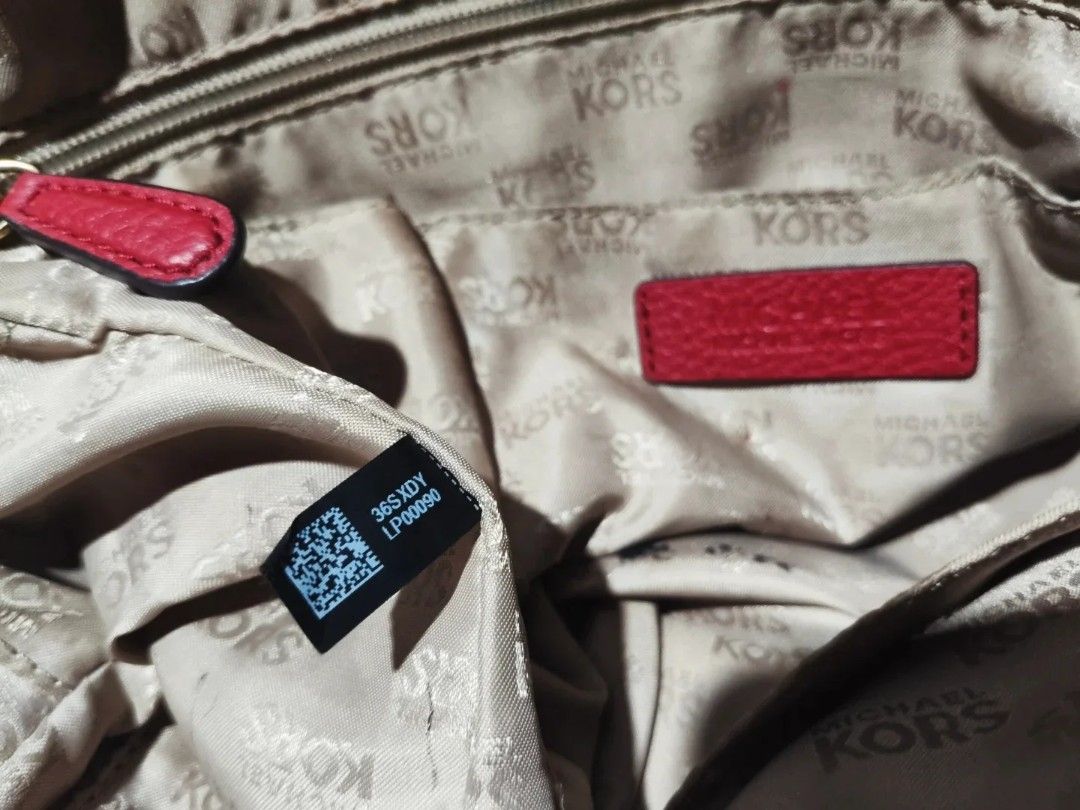 Original Michael Kors (Category: Shoulder Bags) located in Caloocan City. Submitted by secondhand_shop2 (Listing ID 1440584144, Image 2). Description: Sale❗️Sale❗️Sale❗️ ₱ 1,280 Original Michael Kors Medium Pure genuine leather 📌First to pay!.