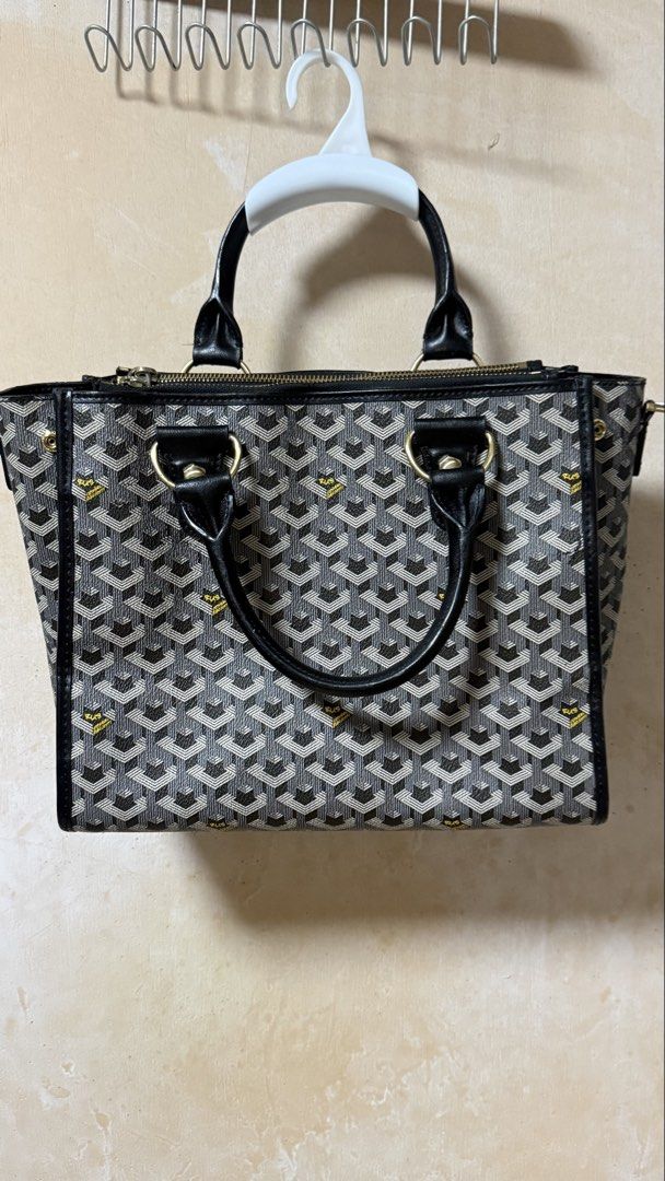 Paciotti handbag with sling (Category: Tote Bags) located in Calamba. Submitted by ashvault (Listing ID 1440688248, Image 1). Description: .