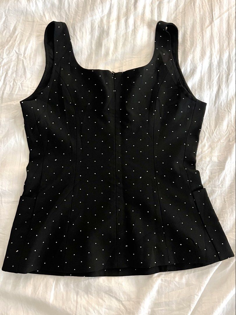 Party Top Sequin Party Top with Pockets - Medium (Category: Sleeveless) located in Santa Rosa. Submitted by closetfindsbysc (Listing ID 1421283222, Image 3). Description: Sequined Party Top with 2 Pockets (Front) Condition: Like New Medium.