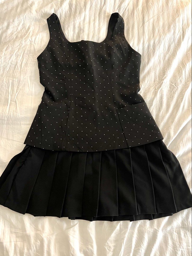 Party Top Sequin Party Top with Pockets - Medium (Category: Sleeveless) located in Santa Rosa. Submitted by closetfindsbysc (Listing ID 1421283222, Image 2). Description: Sequined Party Top with 2 Pockets (Front) Condition: Like New Medium.