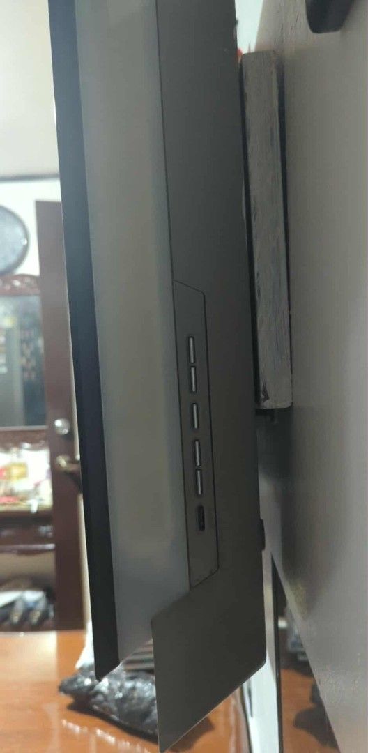 Philips Flat Screen TV (Category: TV) located in Manila. Submitted by negrosyantengmalupet (Listing ID 1440621758, Image 2). Description: - Philips flat screen television - Sleek black bezel design - Multiple connectivity ports (side and back) - Ideal for bedrooms or secondary viewing areas Honest issue lubog power button Maliban don wala na ibang issue goods pa LCD Calamba Laguna Location strictly for pickup onlye.