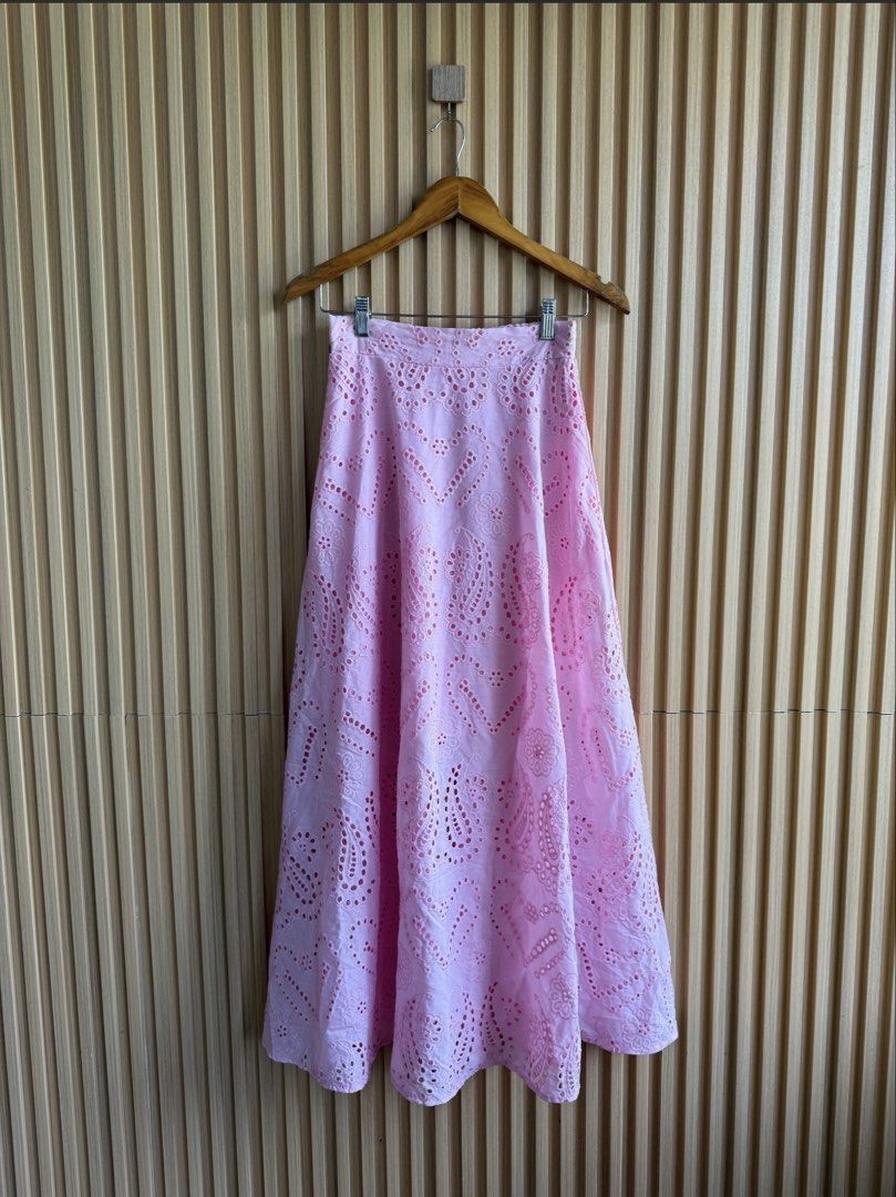Pink Maxi Skirt (Category: Skirts) located in Castillejos. Submitted by gracestyled (Listing ID 1440605917, Image 1). Description: Pink eyelet maxi skirt With pockets With inner lining Free size Bought here in carousel Rfs: super maxi for me .