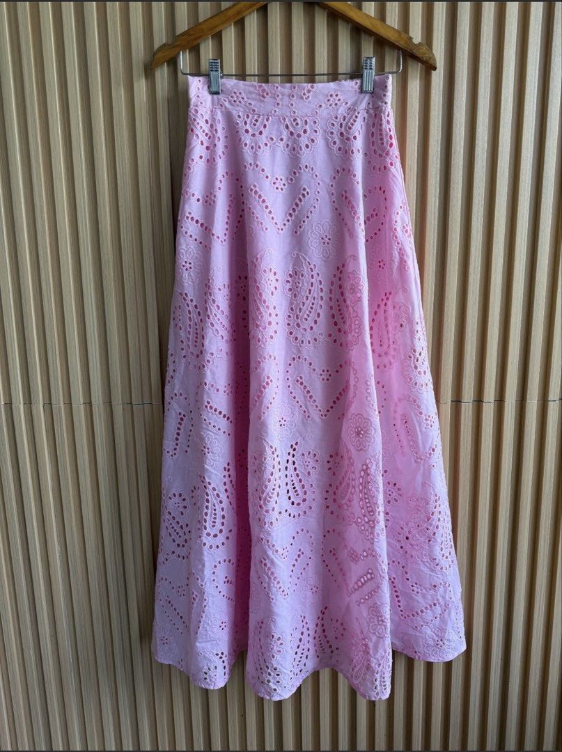 Pink Maxi Skirt (Category: Skirts) located in Castillejos. Submitted by gracestyled (Listing ID 1440605917, Image 2). Description: Pink eyelet maxi skirt With pockets With inner lining Free size Bought here in carousel Rfs: super maxi for me .