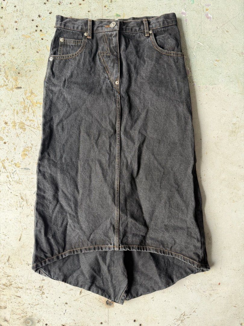 Pushbutton (Category: Jeans) located in Quezon City. Submitted by macleen17 (Listing ID 1440652866, Image 3). Description: Black Hybrid Denim Skorts from the contemporary South Korean designer brand pushBUTTON. -This unique hybrid garment combines an oversized, wide-leg denim fit from the back with a skirt-like illusion from the front. It features distinctive cursive “pb” embroidery across the back pockets, a classic 5-pocket construction, and an