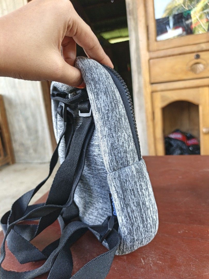 Reebok mini Bagpack for kids (Category: Backpacks) located in Cordon. Submitted by lynpreloved04 (Listing ID 1440642480, Image 3). Description: good as new💯 small size lang pero kasya phone at long wallet.