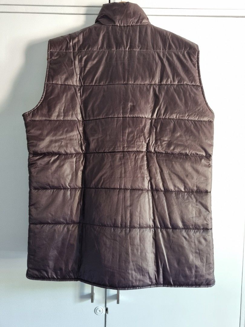 Sfera Men Regular Fit Puffer Vest Size L (Category: Vests) located in Makati City. Submitted by amveee (Listing ID 1440633142, Image 2). Description: - Sfera Men Dark Brown Puffer Vest - Size: L - Fit: Regular - Features: Zip closure, two front pockets - Ideal for: Layering, cooler weather.
