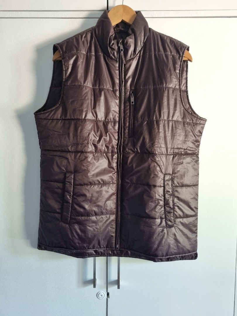 Sfera Men Regular Fit Puffer Vest Size L (Category: Vests) located in Makati City. Submitted by amveee (Listing ID 1440633142, Image 1). Description: - Sfera Men Dark Brown Puffer Vest - Size: L - Fit: Regular - Features: Zip closure, two front pockets - Ideal for: Layering, cooler weather.