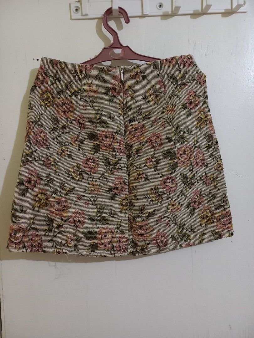 SHEIN Floral Print Skirt (Category: Skirts) located in Bulacan. Submitted by abscissa (Listing ID 1440690540, Image 1). Description: - Cute floral print skirt from SHEIN - Two small slit at the front - Can fit 25-26 - Versatile for casual or dressed-up looks.