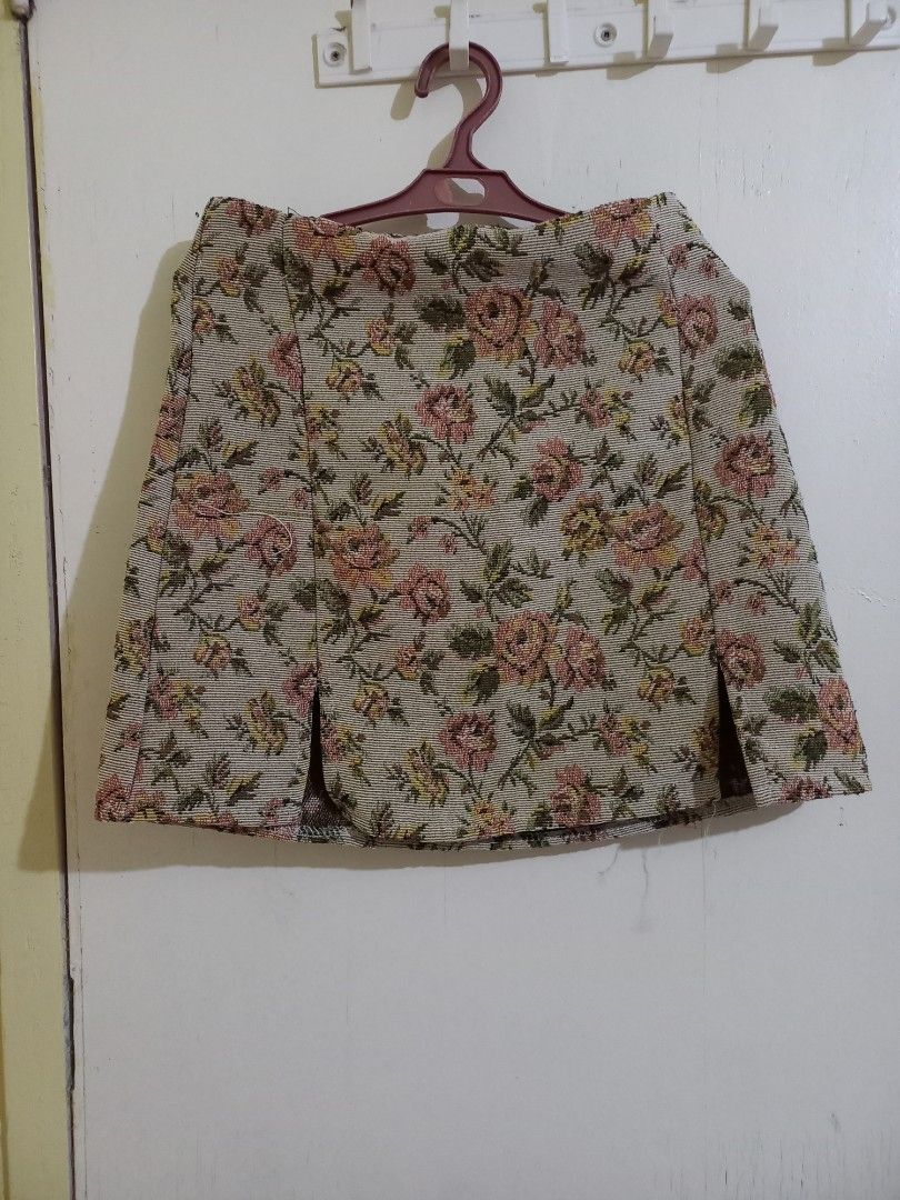 SHEIN Floral Print Skirt (Category: Skirts) located in Bulacan. Submitted by abscissa (Listing ID 1440690540, Image 2). Description: - Cute floral print skirt from SHEIN - Two small slit at the front - Can fit 25-26 - Versatile for casual or dressed-up looks.