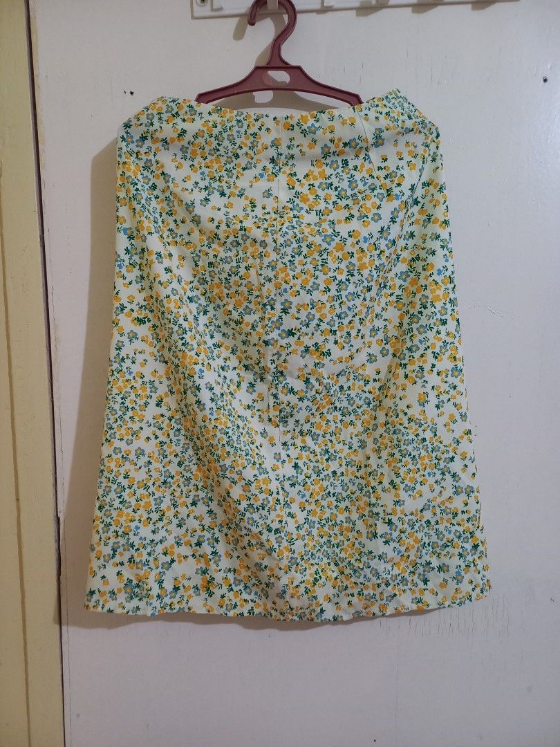 SHEIN Floral Skirt (Category: Dresses) located in Bulacan. Submitted by abscissa (Listing ID 1440690088, Image 2). Description: - Cute floral skirt from SHEIN - Yellow and blue flowers on a white background - Ideal for casual wear.