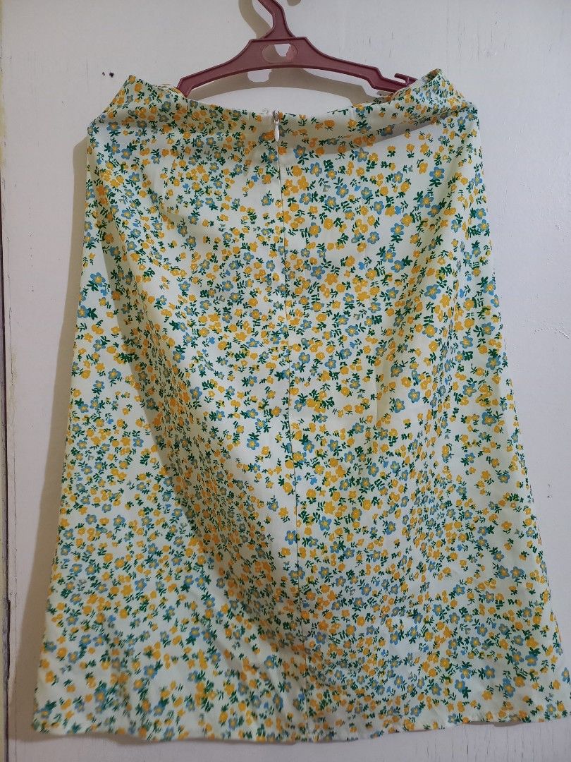 SHEIN Floral Skirt (Category: Dresses) located in Bulacan. Submitted by abscissa (Listing ID 1440690088, Image 3). Description: - Cute floral skirt from SHEIN - Yellow and blue flowers on a white background - Ideal for casual wear.
