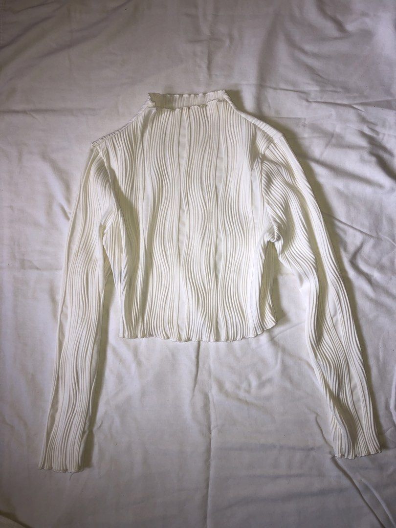 SHEIN Mock Neck Long Sleeve Crop Top (Category: Blouses) located in Mapandan. Submitted by olibski (Listing ID 1440650406, Image 1). Description: - White long sleeve crop top - Tight Fit.
