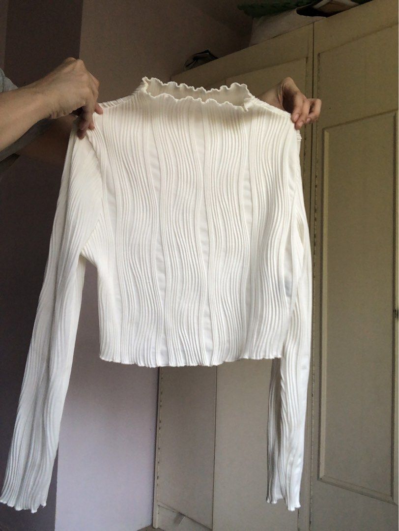 SHEIN Mock Neck Long Sleeve Crop Top (Category: Blouses) located in Mapandan. Submitted by olibski (Listing ID 1440650406, Image 2). Description: - White long sleeve crop top - Tight Fit.