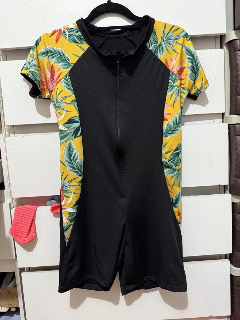 SHORT SLEEVES RASHGUARD BOYLEG WITH ZIPPER (Category: Rash guard) located in Manila. Submitted by nikky_hargreaves (Listing ID 1440736006, Image 2). Description: Used once Freesize (one size) can fit small to medium frame body.