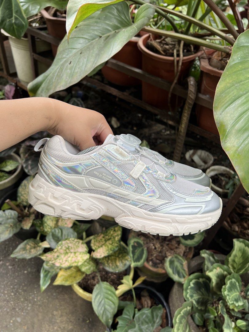 Silver metallic Dr. Kong Sneakers Boa (Category: Sneakers) located in Dapitan. Submitted by gelbread (Listing ID 1440628276, Image 3). Description: .