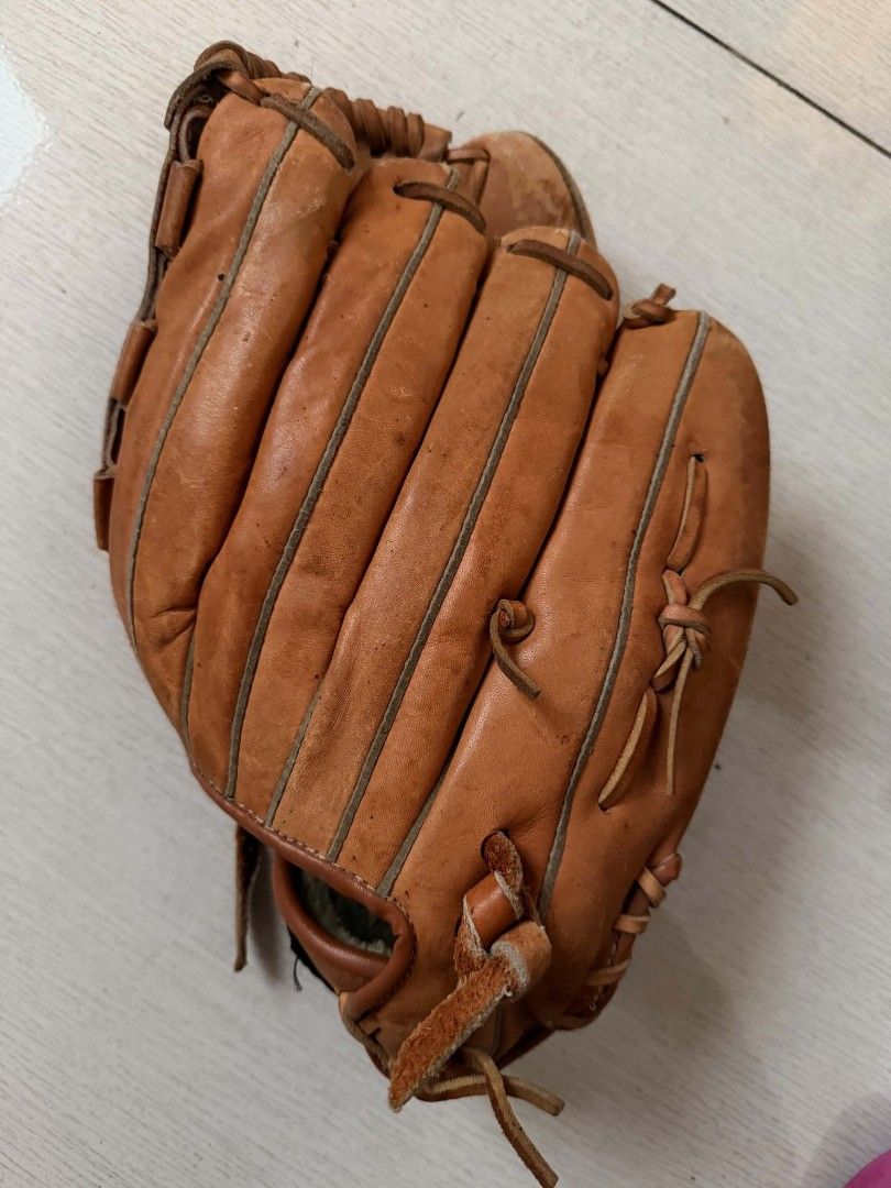 Softball Baseball Gloves For lefty (Category: Racket and Ball Sports) located in Rosales. Submitted by c0lby3 (Listing ID 1440655313, Image 2). Description: For lefty so right na kamay tong glove.