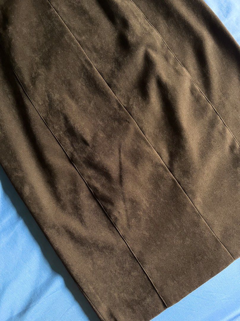 Brown Suede Corporate Dress (Category: Dresses) located in Paranaque City. Submitted by ryanbyt (Listing ID 1440748167, Image 3). Description: Brown Suede Sleeveless Corporate Dress - 10/10 excellent condition - Title Executive brand on tab - Knee length sheath style - Suede material - Note: Discoloration on material is part of the design - Perfect for work or formal events Size 38 Bust: 16.5 Waist: 13.5 Hips: 16 Length: 38 Price negotiable Messa