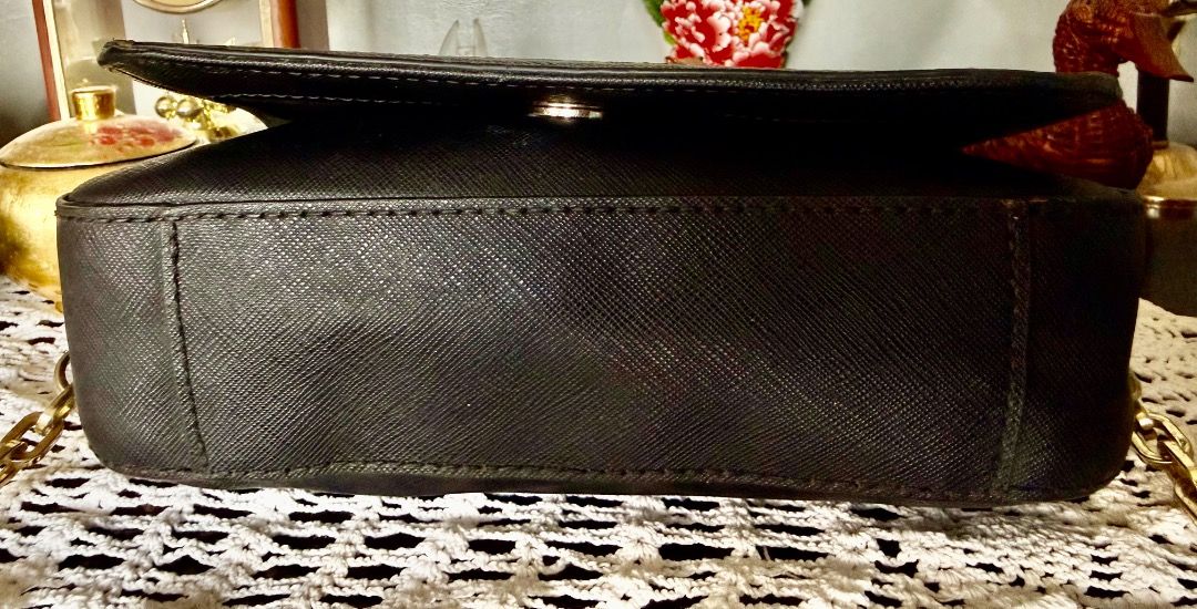 Tory Burch Robinson patchwork chain shoulder bag (Category: Luxury Bags & Wallets) located in Cotabato. Submitted by hnys_store88 (Listing ID 1440621322, Image 2). Description: NEGOTIABLE PA💟🤭 Condition: 8/10 • May sign of use sa exterior pero presentable pa • Interior zipper pocket wala na zipper pull, pero yung zipper teeth buo pa • White tags intact pa sa loob • chain medjo needs cleaning kasi d na ganun ka GOLD - ung runber lining ng bag sa