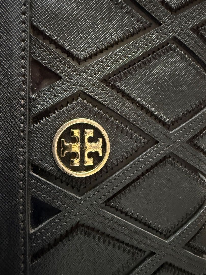 Tory Burch Robinson patchwork chain shoulder bag (Category: Luxury Bags & Wallets) located in Cotabato. Submitted by hnys_store88 (Listing ID 1440621322, Image 3). Description: NEGOTIABLE PA💟🤭 Condition: 8/10 • May sign of use sa exterior pero presentable pa • Interior zipper pocket wala na zipper pull, pero yung zipper teeth buo pa • White tags intact pa sa loob • chain medjo needs cleaning kasi d na ganun ka GOLD - ung runber lining ng bag sa