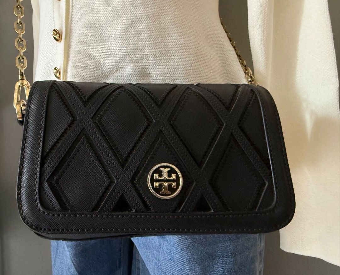 Tory Burch Robinson patchwork chain shoulder bag (Category: Luxury Bags & Wallets) located in Cotabato. Submitted by hnys_store88 (Listing ID 1440621322, Image 1). Description: NEGOTIABLE PA💟🤭 Condition: 8/10 • May sign of use sa exterior pero presentable pa • Interior zipper pocket wala na zipper pull, pero yung zipper teeth buo pa • White tags intact pa sa loob • chain medjo needs cleaning kasi d na ganun ka GOLD - ung runber lining ng bag sa