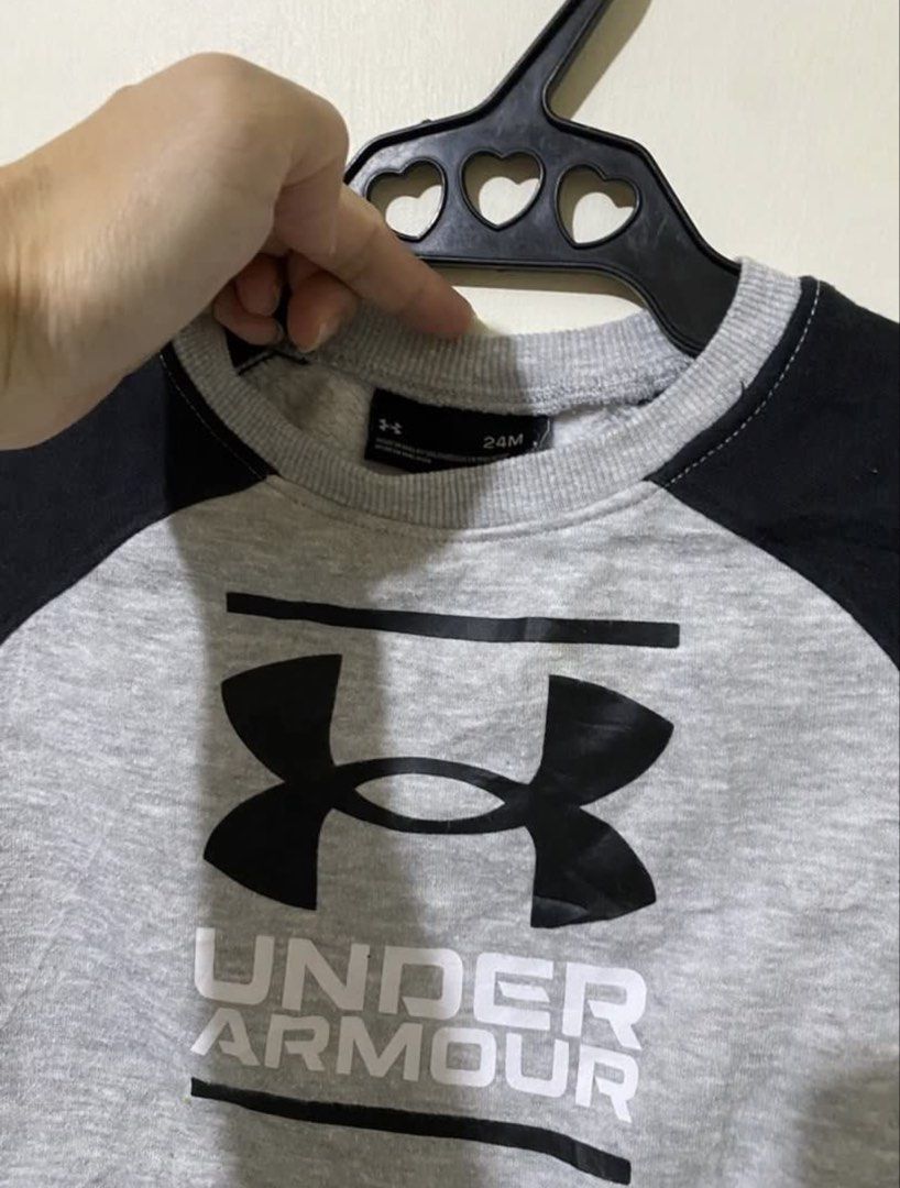 Under Armour Raglan Sleeve Sweatshirt 24M (Category: Babies & Kids Fashion) located in Samal. Submitted by dettyp (Listing ID 1440659295, Image 2). Description: - Grey and black raglan sleeve sweatshirt - Features Under Armour logo and name - Size: 24 months - Ideal for active kids - Comfortable and durable material.