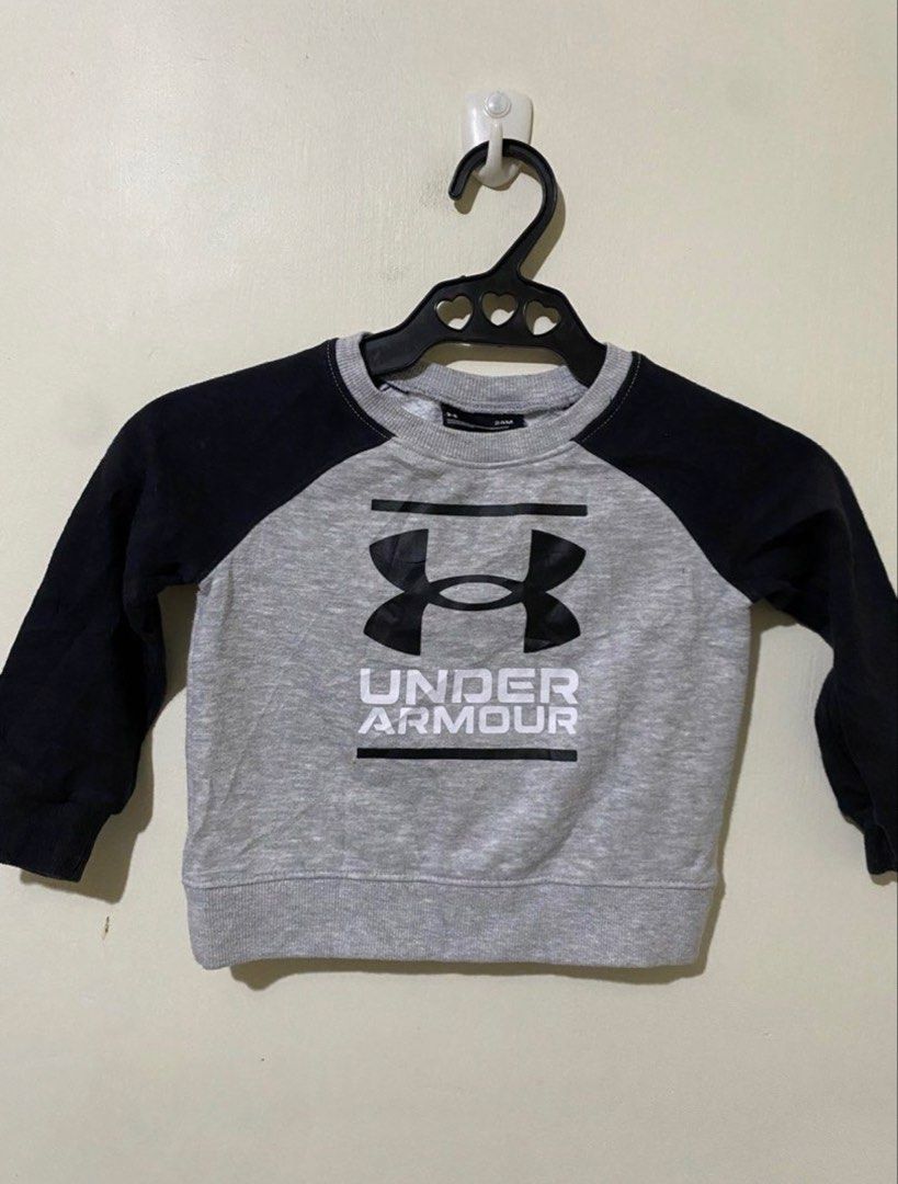 Under Armour Raglan Sleeve Sweatshirt 24M (Category: Babies & Kids Fashion) located in Samal. Submitted by dettyp (Listing ID 1440659295, Image 1). Description: - Grey and black raglan sleeve sweatshirt - Features Under Armour logo and name - Size: 24 months - Ideal for active kids - Comfortable and durable material.
