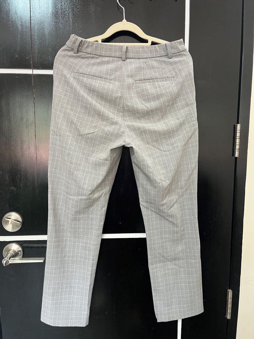 Uniqlo Checkered Jeans / Pants (Category: Other Bottoms) located in Roxas City. Submitted by amelas02 (Listing ID 1440618454, Image 2). Description: Size W 28” L 36”.