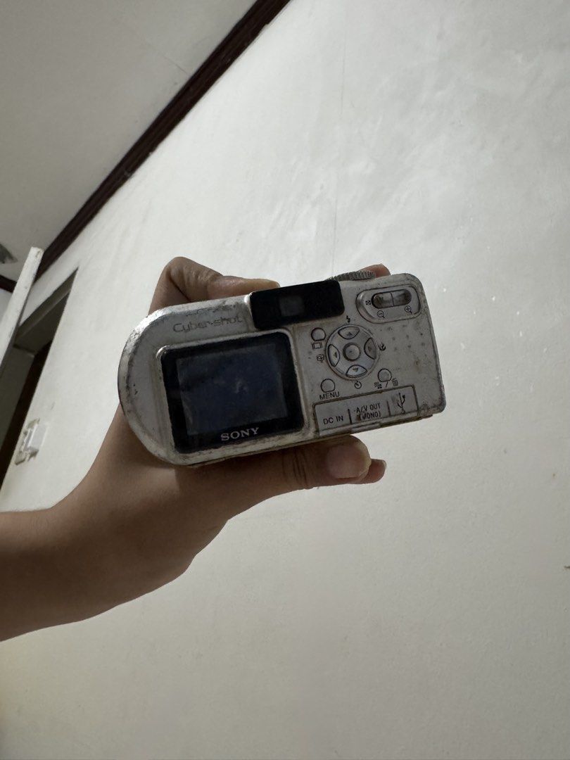 UNTESTED sony p8 digicam (Category: Camera Bags & Carriers) located in Quezon City. Submitted by weeb_desu (Listing ID 1440753234, Image 2). Description: got this off film cameras ph on blue app marketplace! wysiwyg, no sample shots.