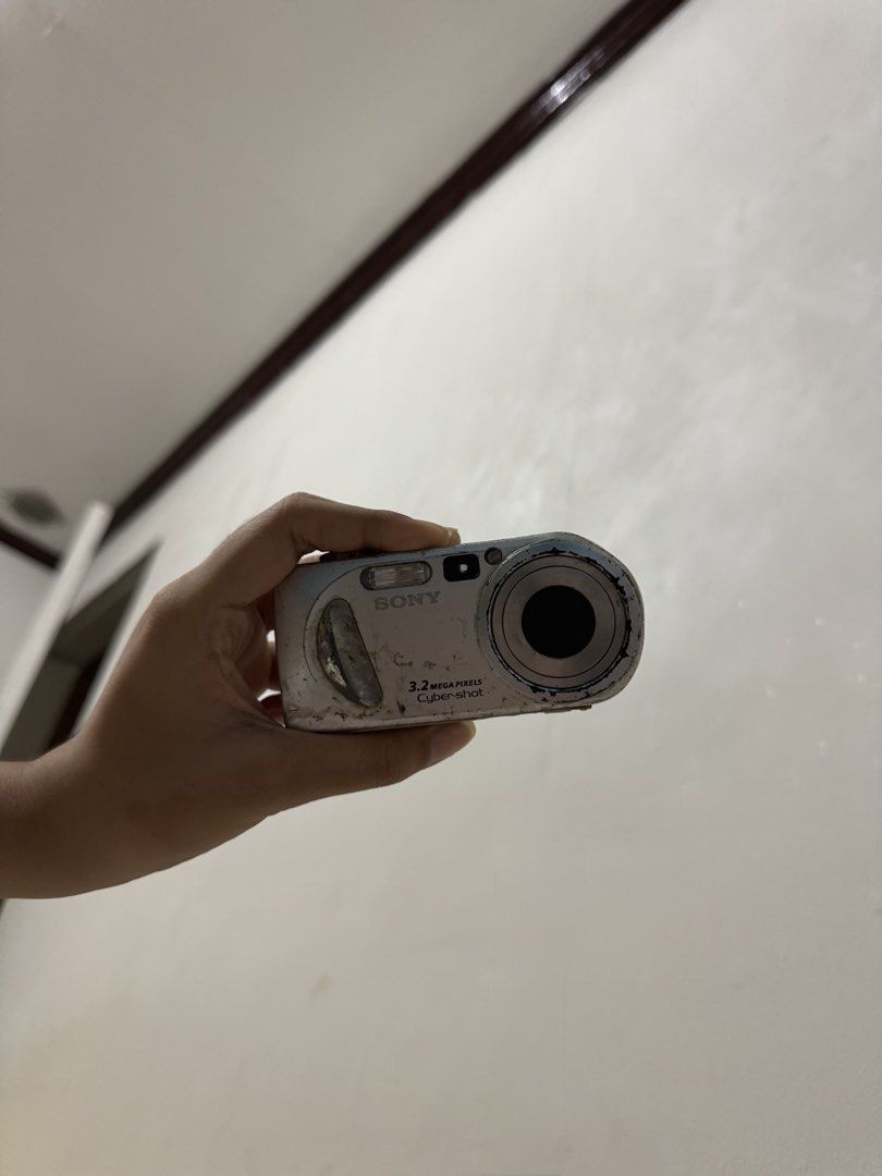 UNTESTED sony p8 digicam (Category: Camera Bags & Carriers) located in Quezon City. Submitted by weeb_desu (Listing ID 1440753234, Image 1). Description: got this off film cameras ph on blue app marketplace! wysiwyg, no sample shots.