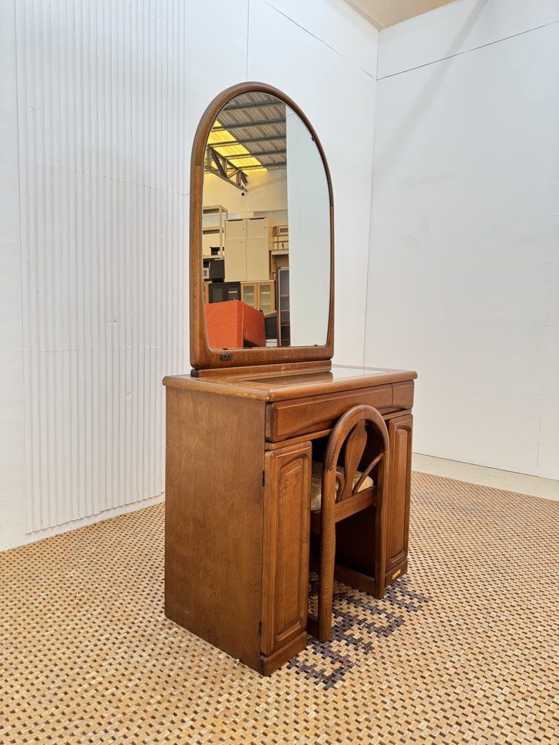Vanity Set (Category: Tables & Sets) located in Quezon City. Submitted by matetdevis13 (Listing ID 1440721455, Image 2). Description: Classic Vanity Set Price: 8,900 L29.5 x W16 x H60/27 In good condition Code MJS35-R48.