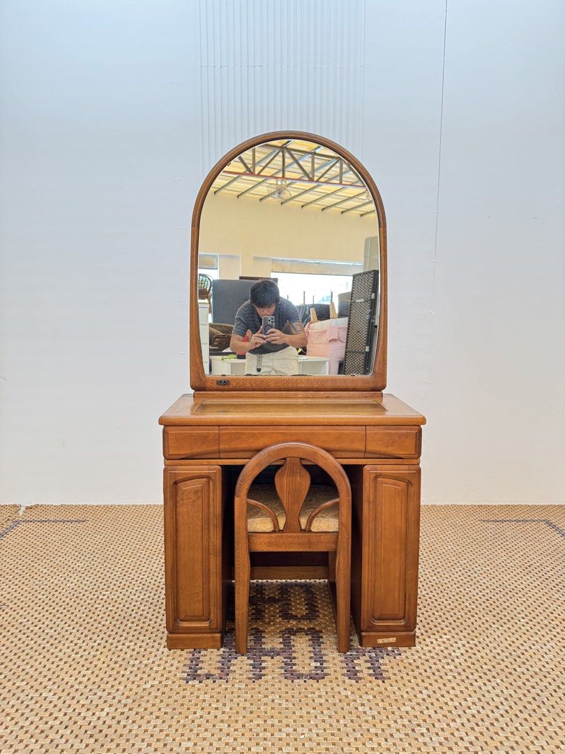 Vanity Set (Category: Tables & Sets) located in Quezon City. Submitted by matetdevis13 (Listing ID 1440721455, Image 1). Description: Classic Vanity Set Price: 8,900 L29.5 x W16 x H60/27 In good condition Code MJS35-R48.