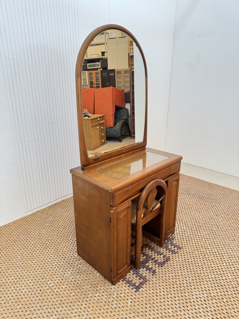 Vanity Set (Category: Tables & Sets) located in Quezon City. Submitted by matetdevis13 (Listing ID 1440721455, Image 3). Description: Classic Vanity Set Price: 8,900 L29.5 x W16 x H60/27 In good condition Code MJS35-R48.