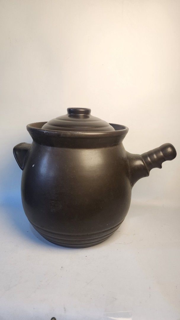 Vintage Ceramic Clay Pot (Category: Cookware & Accessories) located in Baguio. Submitted by chiechie1234 (Listing ID 1440585870, Image 1). Description: traditionally used for slow cooking stews, soups, or herbal broths.