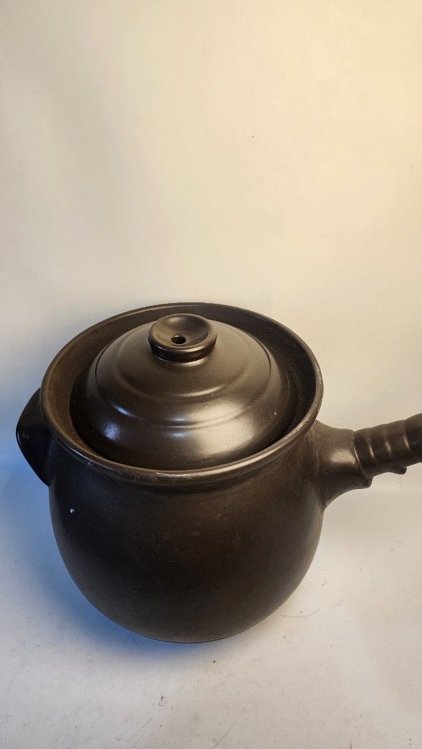Vintage Ceramic Clay Pot (Category: Cookware & Accessories) located in Baguio. Submitted by chiechie1234 (Listing ID 1440585870, Image 3). Description: traditionally used for slow cooking stews, soups, or herbal broths.