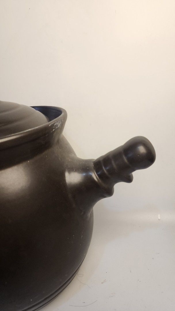 Vintage Ceramic Clay Pot (Category: Cookware & Accessories) located in Baguio. Submitted by chiechie1234 (Listing ID 1440585870, Image 2). Description: traditionally used for slow cooking stews, soups, or herbal broths.
