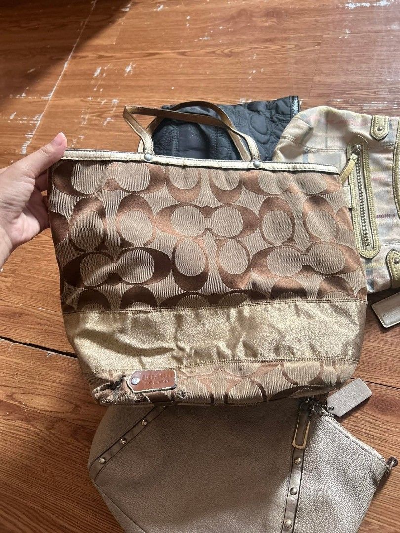 Vintage coach tote bag (Category: Tote Bags) located in Giporlos. Submitted by berniee21 (Listing ID 1440660755, Image 1). Description: rubs on the bottom part interior is clean.