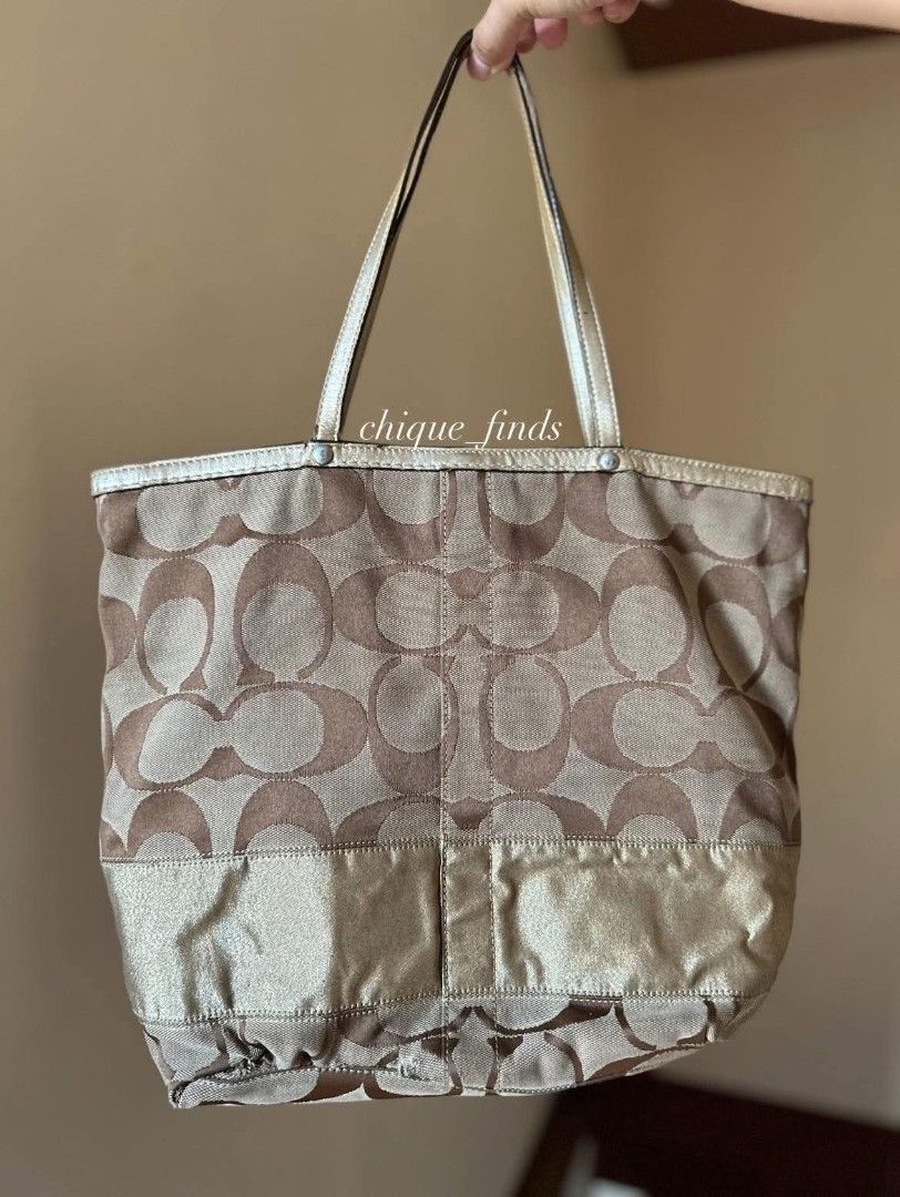 Vintage coach tote bag (Category: Tote Bags) located in Giporlos. Submitted by berniee21 (Listing ID 1440660755, Image 2). Description: rubs on the bottom part interior is clean.