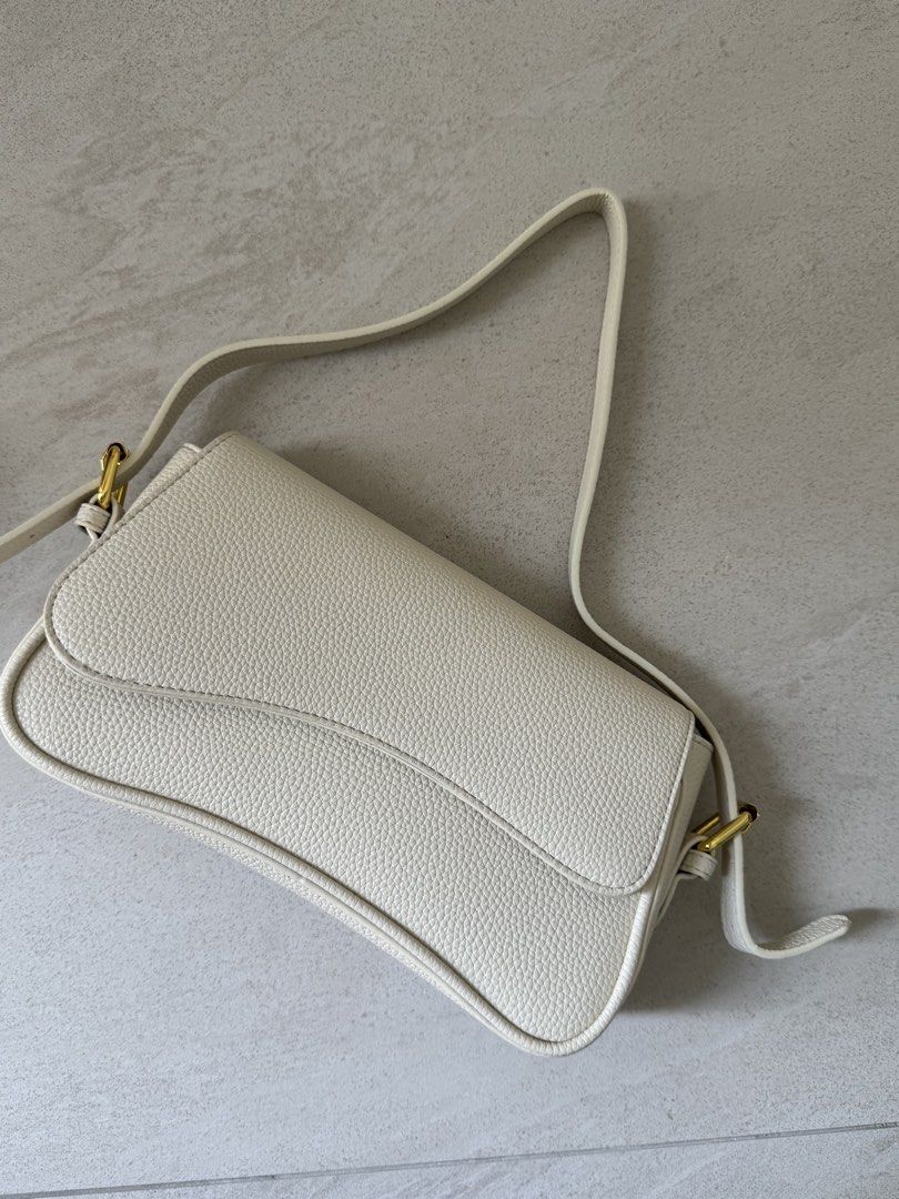 White Leather Shoulder and Sling Bag (Category: Shoulder Bags) located in Quezon City. Submitted by ciiel (Listing ID 1440606463, Image 2). Description: .